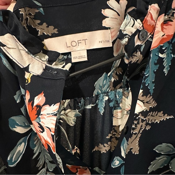 LOFT Petite Bouquet Ruffle Henley Shell - Picture 4 of 4